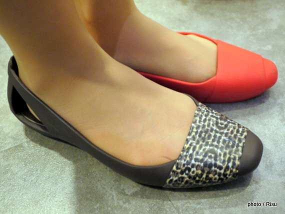 crocs sienna flat w　クロックス シエンナ フラット ウィメン　比較