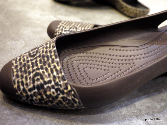 crocs sienna leopard shiny flat w　クロックス シエンナ レオパード シャイニー フラット ウィメン